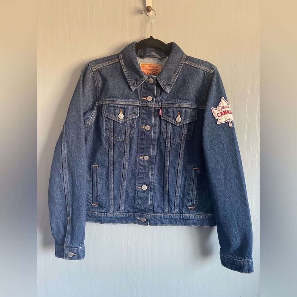 Levi's Original Trucker Denim/Jean Jacket with Maple Leaf Patch Women’s Sz Large